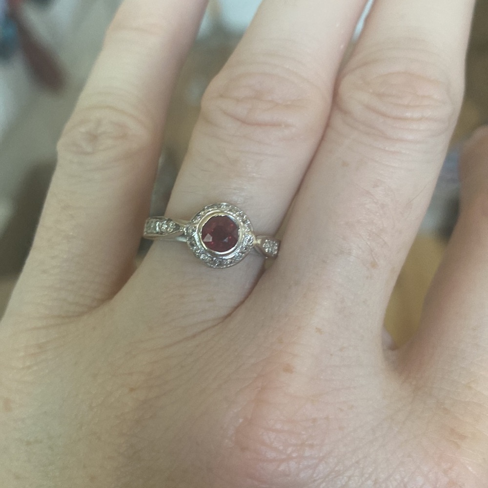 Size 6 diamond and ruby ring in white gold. Victorian style.